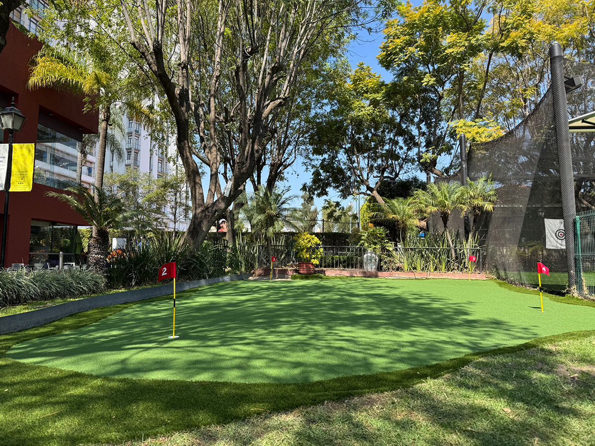 Putt de golf en Club Atlas Chapalita