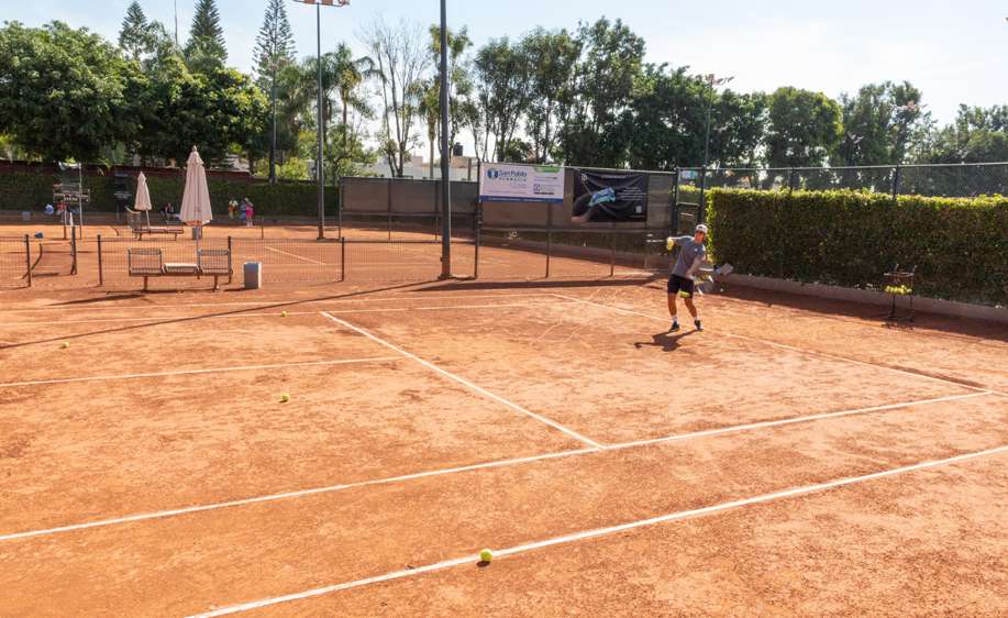 Vista amplia de canchas de tenis