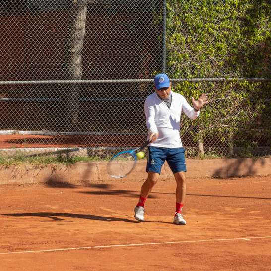 Jugador de tenis en cancha